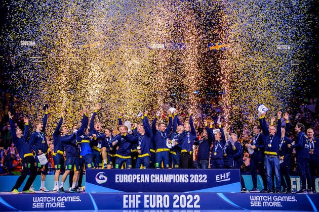 Sport Bilder des Tages 220130 Players of Sweden celebrate after the EHF European Handball Championship final between Sweden and Spain on January 30, 2022 in Budapest. Photo: Johanna Lundberg BILDBYRAN kod JL JL0238 bbeng ehf euro 2022 em 2022 european men?s handball championship 2022 handball handboll handbolls-em 2022 handball handball-em 2022 final sverige sweden spain spanien guld em-guld jubel Copyright: JOHANNAxLUNDBERG BB220130JL159