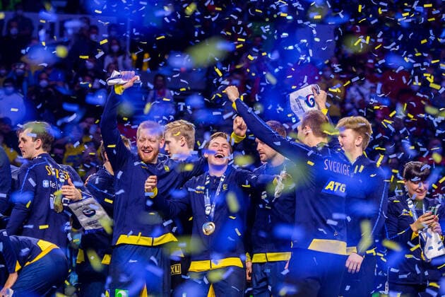 220130 Players of Sweden celebrate after the EHF European Handball Championship final between Sweden and Spain on January 30, 2022 in Budapest. Photo: Johanna Lundberg BILDBYRAN kod JL JL0238 bbeng ehf euro 2022 em 2022 european men?s handball championship 2022 handball handboll handbolls-em 2022 handball handball-em 2022 final sverige sweden spain spanien guld em-guld jubel Copyright: JOHANNAxLUNDBERG BB220130JL160
