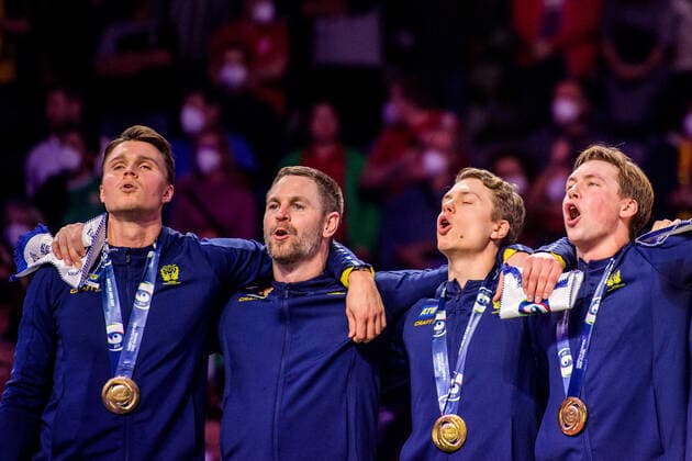 220130 Goalkeeper Andreas Palicka and Lucas Pellas of Sweden during the national anthem after the EHF European Handball Championship final between Sweden and Spain on January 30, 2022 in Budapest. Photo: Johanna Lundberg BILDBYRAN kod JL JL0238 bbeng ehf euro 2022 em 2022 european men?s handball championship 2022 handball handboll handbolls-em 2022 handball handball-em 2022 final sverige sweden spain spanien guld em-guld jubel Copyright: JOHANNAxLUNDBERG BB220130JL161