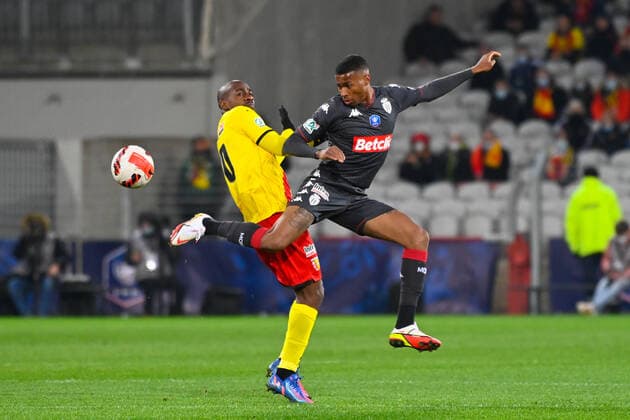 de Souza Oliveira Jean Lucas ( 4 - Monaco ) - Gael KAKUTA ( 10 - Lens ) - FOOTBALL : Lens vs Monaco - Coupe de France - 30 01 2022 FedericoPestellini Panoramic 