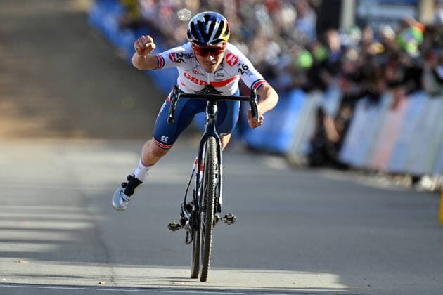 Bilder des Jahres 2022, Sport 01 Januar Sport Themen der Woche KW04 Sport Bilder des Tages British Thomas Pidcock balances on his bike in superman pose, to celebrate as he crosses the finish line to win the men s elite race at the World Championship, WM, Weltmeisterschaft cyclocross cycling in Fayetteville, Arkansas, United States, Sunday 30 January 2022. The world championships are taking place from 28 until 30 January. DAVIDxSTOCKMAN  x6770798x