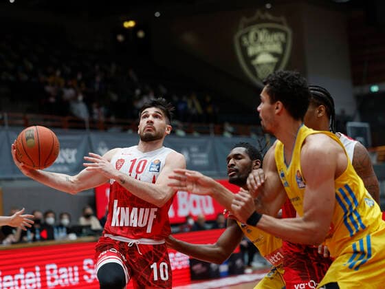30.01.2022, Basketball, BBL, Hauptrunde, s.Oliver Wuerzburg - Alba Berlin, GER, Wuerzburg, tectake-Arena Bild v, li.: Luciano Parodi (s.Oliver Wuerzburg), Jaleen Smith (ALBA BERLIN), Desi Rodriguez (s.Oliver Wuerzburg) und Oscar Da Silva (ALBA BERLIN) Copyright: HMBxMedia xHeikoxBecker