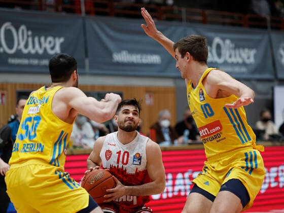 30.01.2022, Basketball, BBL, Hauptrunde, s.Oliver Wuerzburg - Alba Berlin, GER, Wuerzburg, tectake-Arena Bild v, li.: Yovel Zoosman (ALBA BERLIN), Luciano Parodi (s.Oliver Wuerzburg) und Tim Schneider (ALBA BERLIN) Copyright: HMBxMedia xHeikoxBecker