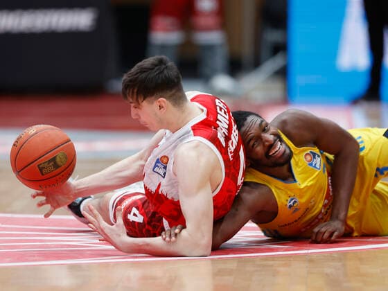 30.01.2022, Basketball, BBL, Hauptrunde, s.Oliver Wuerzburg - Alba Berlin, GER, Wuerzburg, tectake-Arena Bild v, li.: Julius Boehmer (s.Oliver Wuerzburg) und Jaleen Smith (ALBA BERLIN) Copyright: HMBxMedia xHeikoxBecker