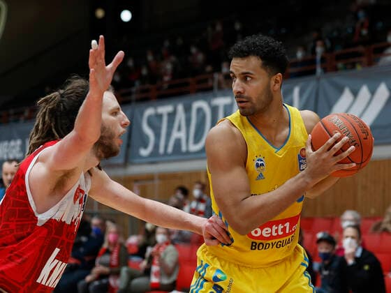 30.01.2022, Basketball, BBL, Hauptrunde, s.Oliver Wuerzburg - Alba Berlin, GER, Wuerzburg, tectake-Arena Bild v, li.: Craig Moller (s.Oliver Wuerzburg) und Johannes Thiemann (ALBA BERLIN) Copyright: HMBxMedia xHeikoxBecker