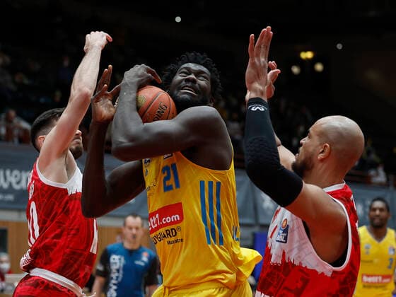 30.01.2022, Basketball, BBL, Hauptrunde, s.Oliver Wuerzburg - Alba Berlin, GER, Wuerzburg, tectake-Arena Bild v, li.: Luciano Parodi (s.Oliver Wuerzburg), Christ Koumadje (ALBA BERLIN) und Alex King (s.Oliver Wuerzburg) Copyright: HMBxMedia xHeikoxBecker