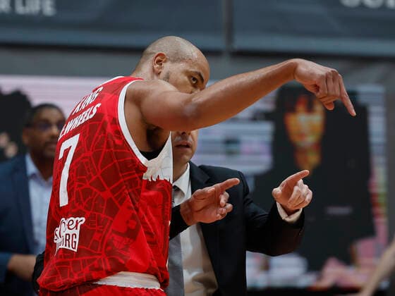 30.01.2022, Basketball, BBL, Hauptrunde, s.Oliver Wuerzburg - Alba Berlin, GER, Wuerzburg, tectake-Arena Bild v, li.: Alex King (s.Oliver Wuerzburg) und Headcoach Sasa Filipovski (s.Oliver Wuerzburg) Copyright: HMBxMedia xHeikoxBecker