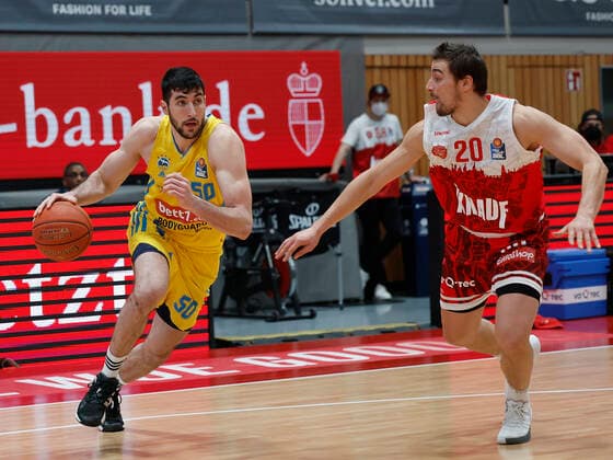 30.01.2022, Basketball, BBL, Hauptrunde, s.Oliver Wuerzburg - Alba Berlin, GER, Wuerzburg, tectake-Arena Bild v, li.: Yovel Zoosman (ALBA BERLIN) und Julian Albus (s.Oliver Wuerzburg) Copyright: HMBxMedia xHeikoxBecker