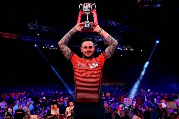 Bilder des Jahres 2022, Sport 01 Januar Sport Themen der Woche KW04 30th January 2022; Marshall Arena, Milton Keynes, Bucks, England: Ladbrokes Masters Darts Tournament: Joe Cullen celebrates with the Ladbrokes Masters trophy  ActionPlus12360335 ShaunxBrooks