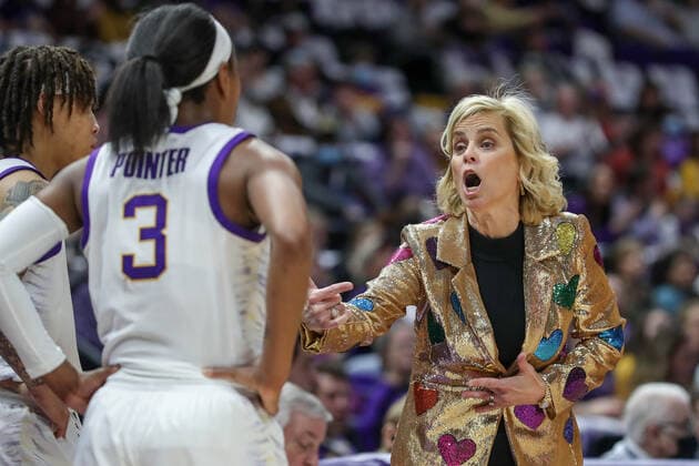 January 30, 2022: LSU Head Coach Kim Mulkey talks with her players Khayla Pointer (3) and Jailin Cherry (1) in a time out during NCAA, College League, USA Women s Basketball action between the Kentucky Wildcats and the LSU Tigers at the Pete Maravich Assembly Center in Baton Rouge, LA. CSM Baton Rouge USA - ZUMAc04_ 20220130_zaf_c04_162 Copyright: xJonathanxMailhesx