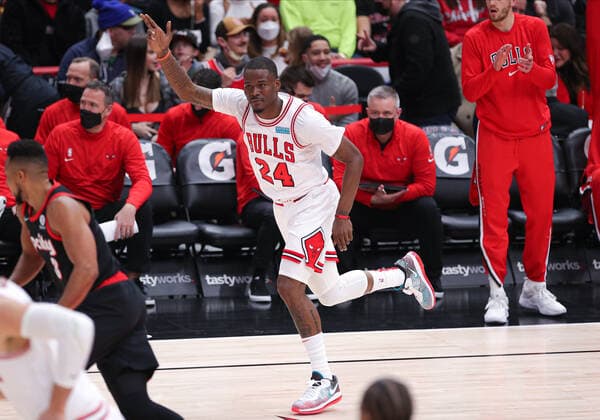CHICAGO, IL - JANUARY 30: Chicago Bulls forward Javonte Green (24) points after making a three point basket during a NBA, Basketball Herren, USA game between the Portland Trail Blazers and the Chicago Bulls on January 30, 2022 at the United Center in Chicago, IL. (Photo by Melissa Tamez Icon Sportswire) NBA: JAN 30 Trail Blazers at Bulls Icon22013018