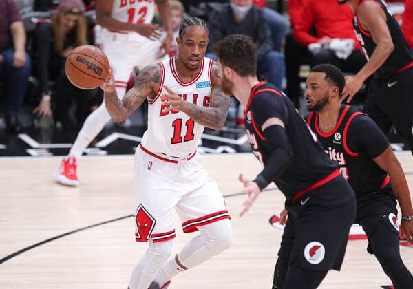 CHICAGO, IL - JANUARY 30: Chicago Bulls forward DeMar DeRozan (11) passes the ball during a NBA, Basketball Herren, USA game between the Portland Trail Blazers and the Chicago Bulls on January 30, 2022 at the United Center in Chicago, IL. (Photo by Melissa Tamez Icon Sportswire) NBA: JAN 30 Trail Blazers at Bulls Icon22013025