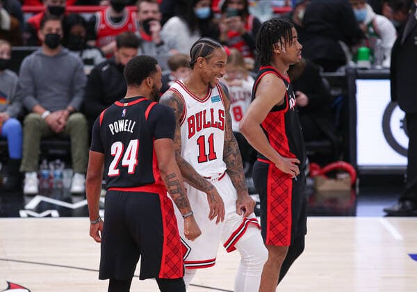 CHICAGO, IL - JANUARY 30: Portland Trail Blazers forward Norman Powell (24) talks with Chicago Bulls forward DeMar DeRozan (11) during a time out during a NBA, Basketball Herren, USA game between the Portland Trail Blazers and the Chicago Bulls on January 30, 2022 at the United Center in Chicago, IL. (Photo by Melissa Tamez Icon Sportswire) NBA: JAN 30 Trail Blazers at Bulls Icon22013033