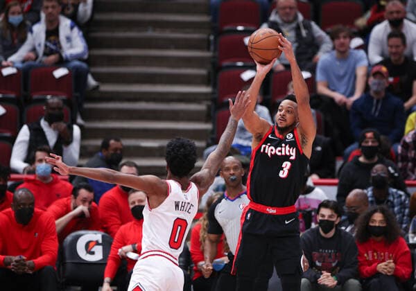 CHICAGO, IL - JANUARY 30: Portland Trail Blazers guard CJ McCollum (3) shoots the ball in action during a NBA, Basketball Herren, USA game between the Portland Trail Blazers and the Chicago Bulls on January 30, 2022 at the United Center in Chicago, IL. (Photo by Melissa Tamez Icon Sportswire) NBA: JAN 30 Trail Blazers at Bulls Icon22013040