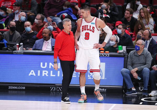 CHICAGO, IL - JANUARY 30: Chicago Bulls head coach Billy Donavon talks with Chicago Bulls center Nikola Vucevic (9) during a NBA, Basketball Herren, USA game between the Portland Trail Blazers and the Chicago Bulls on January 30, 2022 at the United Center in Chicago, IL. (Photo by Melissa Tamez Icon Sportswire) NBA: JAN 30 Trail Blazers at Bulls Icon22013055