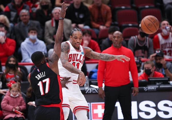 Sport Themen der Woche KW04 CHICAGO, IL - JANUARY 30: Chicago Bulls forward DeMar DeRozan (11) passes the ball in action during a NBA, Basketball Herren, USA game between the Portland Trail Blazers and the Chicago Bulls on January 30, 2022 at the United Center in Chicago, IL. (Photo by Melissa Tamez Icon Sportswire) NBA: JAN 30 Trail Blazers at Bulls Icon22013060