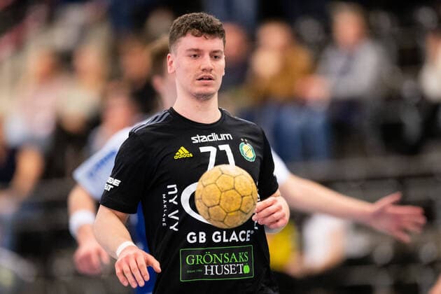 220131 Sävehofs Elias Ellefsen Ã Skipagotu under handbollsmatchen i Handbollsligan mellan Redbergslid och Sävehof den 31 januari 2022 i Göteborg. Copyright: MICHAELxERICHSEN BB220131MI046