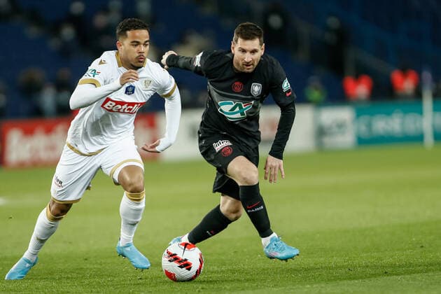 Sport Bilder des Tages Hicham Boudaoui (Nice) vs Lionel Messi (Paris Saint Germain) FOOTBALL : 8e finale de la Coupe de France - PSG vs OGC Nice - 31 01 2022 AurelienMorissard Panoramic 
