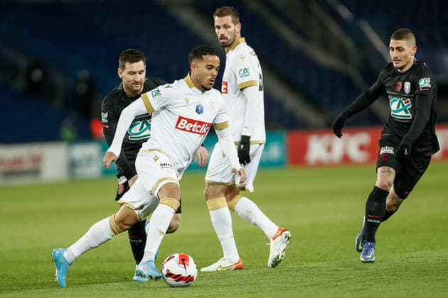 Hicham Boudaoui (Nice) vs Lionel Messi (Paris Saint Germain) FOOTBALL : 8e finale de la Coupe de France - PSG vs OGC Nice - 31 01 2022 AurelienMorissard Panoramic 