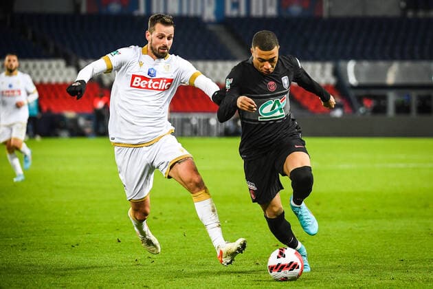 January 31, 2022, Paris, France, France: Morgan SCHNEIDERLIN of Nice and Kylian MBAPPE of PSG during the French Cup match between Paris Saint-Germain (PSG) and OGC Nice at Parc des Princes stadium on January 31, 2022 in Paris, France. Paris France - ZUMAm308 20220131_zsp_m308_008 Copyright: xMatthieuxMirvillex
