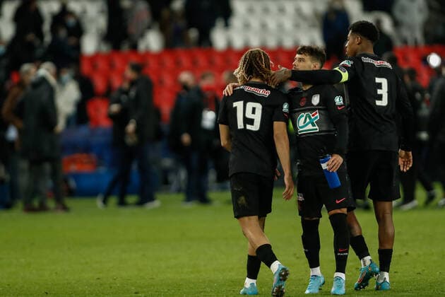 Xavi Simons (Paris Saint Germain) est reconforte par ses coequipiers FOOTBALL : 8e finale de la Coupe de France - PSG vs OGC Nice - 31 01 2022 AurelienMorissard Panoramic 