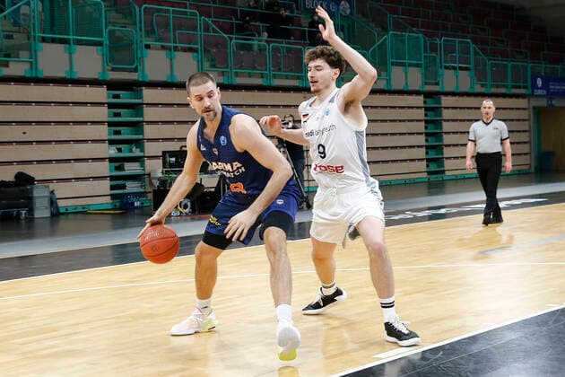 Basketball FIBA Europa Cup 5. Spieltag Gruppe I Runde 2 in der Oberfrankenhalle in Bayreuth Saison 2021-2022 Medi Bayreuth gegen Parma-Parimatch Kay Bruhnke (Medi Bayreuth) -9- rechts Valerii Likhodei (Parma-Parimatch) -23- links