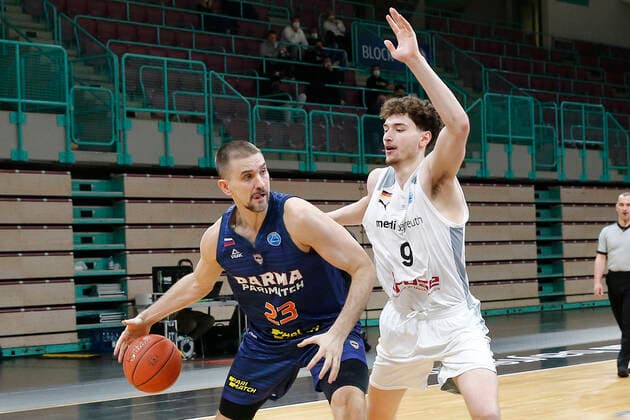 Basketball FIBA Europa Cup 5. Spieltag Gruppe I Runde 2 in der Oberfrankenhalle in Bayreuth Saison 2021-2022 Medi Bayreuth gegen Parma-Parimatch Kay Bruhnke (Medi Bayreuth) -9- rechts Valerii Likhodei (Parma-Parimatch) -23- links