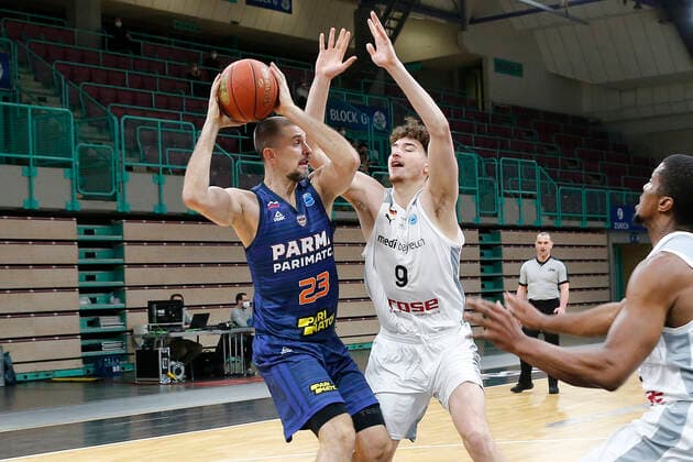 Basketball FIBA Europa Cup 5. Spieltag Gruppe I Runde 2 in der Oberfrankenhalle in Bayreuth Saison 2021-2022 Medi Bayreuth gegen Parma-Parimatch Kay Bruhnke (Medi Bayreuth) -9- rechts Valerii Likhodei (Parma-Parimatch) -23- links