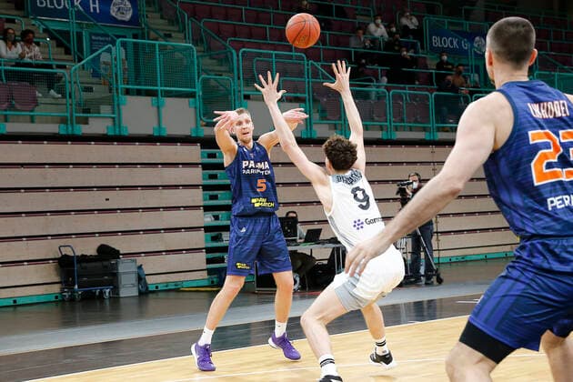Basketball FIBA Europa Cup 5. Spieltag Gruppe I Runde 2 in der Oberfrankenhalle in Bayreuth Saison 2021-2022 Medi Bayreuth gegen Parma-Parimatch Kay Bruhnke (Medi Bayreuth) -9- mitte Mareks Mejeris (Parma-Parimatch) -5- links