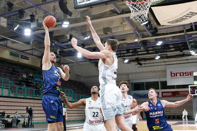 Basketball FIBA Europa Cup 5. Spieltag Gruppe I Runde 2 in der Oberfrankenhalle in Bayreuth Saison 2021-2022 Medi Bayreuth gegen Parma-Parimatch Janari Jöesaar ( Medi Bayreuth) -21- rechts Valerii Likhodei (Parma-Parimatch) -23- links