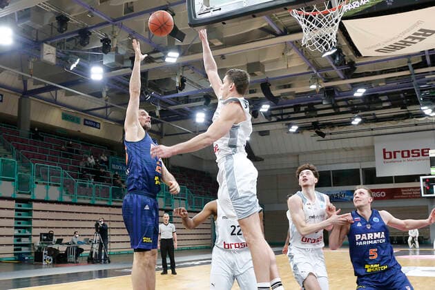 Basketball FIBA Europa Cup 5. Spieltag Gruppe I Runde 2 in der Oberfrankenhalle in Bayreuth Saison 2021-2022 Medi Bayreuth gegen Parma-Parimatch Janari Jöesaar ( Medi Bayreuth) -21- rechts Valerii Likhodei (Parma-Parimatch) -23- links