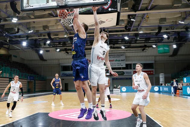 Basketball FIBA Europa Cup 5. Spieltag Gruppe I Runde 2 in der Oberfrankenhalle in Bayreuth Saison 2021-2022 Medi Bayreuth gegen Parma-Parimatch Kay Bruhnke (Medi Bayreuth) -9- rechts Mareks Mejeris (Parma-Parimatch) -5- links
