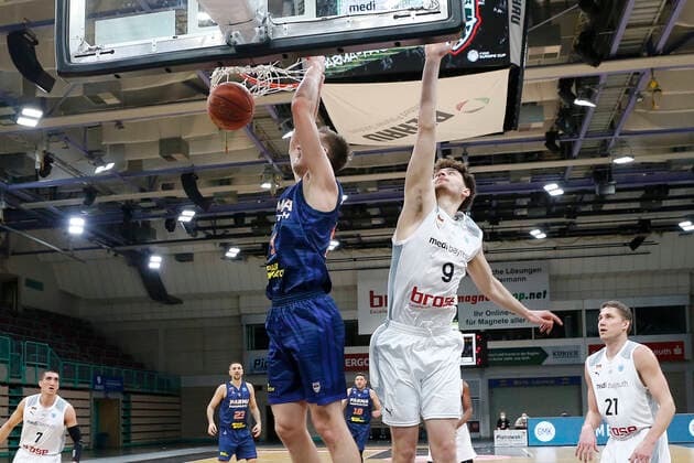 Basketball FIBA Europa Cup 5. Spieltag Gruppe I Runde 2 in der Oberfrankenhalle in Bayreuth Saison 2021-2022 Medi Bayreuth gegen Parma-Parimatch Kay Bruhnke (Medi Bayreuth) -9- rechts Mareks Mejeris (Parma-Parimatch) -5- links