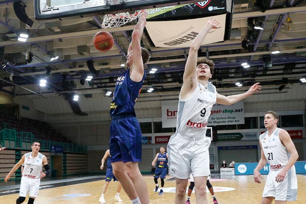 Basketball FIBA Europa Cup 5. Spieltag Gruppe I Runde 2 in der Oberfrankenhalle in Bayreuth Saison 2021-2022 Medi Bayreuth gegen Parma-Parimatch Kay Bruhnke (Medi Bayreuth) -9- rechts Mareks Mejeris (Parma-Parimatch) -5- links