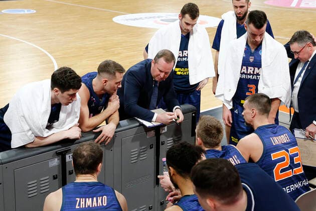 Basketball FIBA Europa Cup 5. Spieltag Gruppe I Runde 2 in der Oberfrankenhalle in Bayreuth Saison 2021-2022 Medi Bayreuth gegen Parma-Parimatch Karys Maksvytis (Parma-Parimatch Trainer) bei der Auszeit
