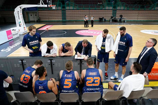 Basketball FIBA Europa Cup 5. Spieltag Gruppe I Runde 2 in der Oberfrankenhalle in Bayreuth Saison 2021-2022 Medi Bayreuth gegen Parma-Parimatch Karys Maksvytis (Parma-Parimatch Trainer) bei der Auszeit