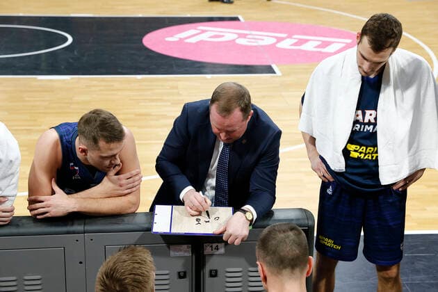 Basketball FIBA Europa Cup 5. Spieltag Gruppe I Runde 2 in der Oberfrankenhalle in Bayreuth Saison 2021-2022 Medi Bayreuth gegen Parma-Parimatch Karys Maksvytis (Parma-Parimatch Trainer) bei der Auszeit