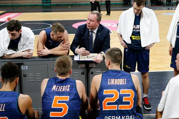 Basketball FIBA Europa Cup 5. Spieltag Gruppe I Runde 2 in der Oberfrankenhalle in Bayreuth Saison 2021-2022 Medi Bayreuth gegen Parma-Parimatch Karys Maksvytis (Parma-Parimatch Trainer) bei der Auszeit