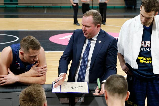 Basketball FIBA Europa Cup 5. Spieltag Gruppe I Runde 2 in der Oberfrankenhalle in Bayreuth Saison 2021-2022 Medi Bayreuth gegen Parma-Parimatch Karys Maksvytis (Parma-Parimatch Trainer) bei der Auszeit