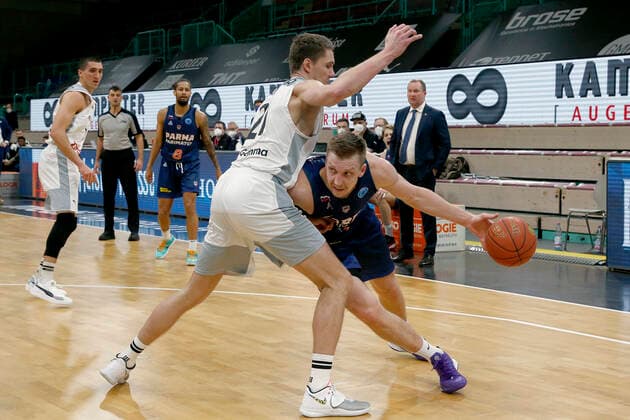 Basketball FIBA Europa Cup 5. Spieltag Gruppe I Runde 2 in der Oberfrankenhalle in Bayreuth Saison 2021-2022 Medi Bayreuth gegen Parma-Parimatch Janari Jöesaar ( Medi Bayreuth) -21- links Mareks Mejeris (Parma-Parimatch) -5- rechts