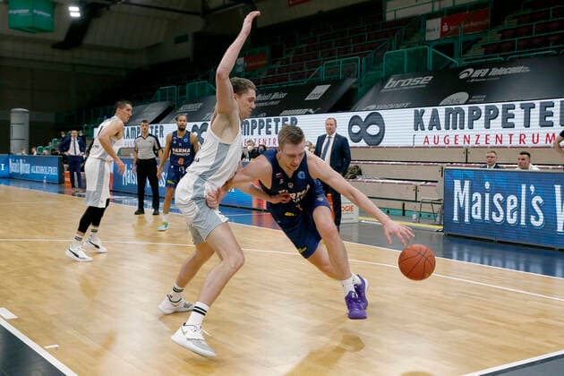 Basketball FIBA Europa Cup 5. Spieltag Gruppe I Runde 2 in der Oberfrankenhalle in Bayreuth Saison 2021-2022 Medi Bayreuth gegen Parma-Parimatch Janari Jöesaar ( Medi Bayreuth) -21- links Mareks Mejeris (Parma-Parimatch) -5- rechts