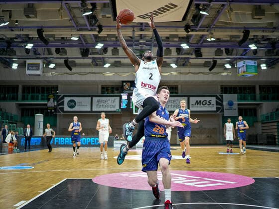medi bayreuth - Parma Perm , Basketball, FIBA Europe Cup, Runde 2 , Spieltag 5, Spielzeit 2021 2022, 01.02.2022 2 Anim Sacar (medi Bayreuth) 28 Alexander Platunov (Parma Perm) medi bayreuth - Parma Perm , Basketball, FIBA Europe Cup, Runde 2, Spieltag 5, Spielzeit 2021 2022, 01.02.2022 Bayreuth Copyright: xEibner-Pressefoto ThorstenxOchsx EP_TOS