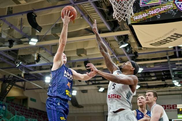medi bayreuth - Parma Perm , Basketball, FIBA Europe Cup, Runde 2 , Spieltag 5, Spielzeit 2021 2022, 01.02.2022 15 Allen Terry (medi Bayreuth) 43 Nikolay Zhmako (Parma Perm) medi bayreuth - Parma Perm , Basketball, FIBA Europe Cup, Runde 2, Spieltag 5, Spielzeit 2021 2022, 01.02.2022 Bayreuth Copyright: xEibner-Pressefoto ThorstenxOchsx EP_TOS