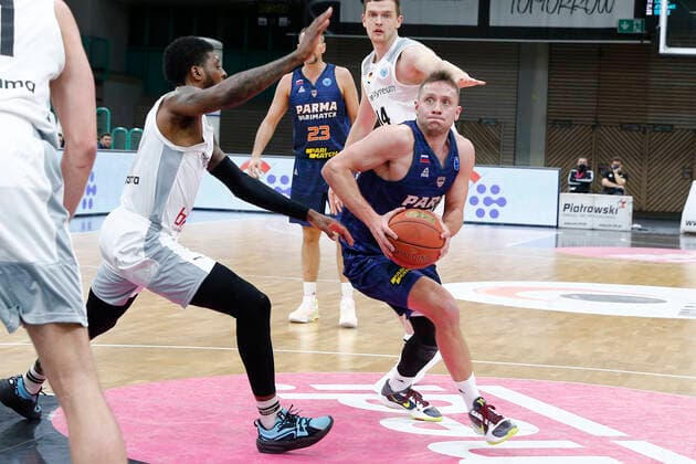 Basketball FIBA Europa Cup 5. Spieltag Gruppe I Runde 2 in der Oberfrankenhalle in Bayreuth Saison 2021-2022 Medi Bayreuth gegen Parma-Parimatch Sacar Anim ( Medi Bayreuth) -2- links Marcel Ponitka (Parma-Parimatch) -11- rechts
