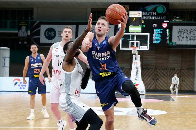 Sport Bilder des Tages Basketball FIBA Europa Cup 5. Spieltag Gruppe I Runde 2 in der Oberfrankenhalle in Bayreuth Saison 2021-2022 Medi Bayreuth gegen Parma-Parimatch Sacar Anim ( Medi Bayreuth) -2- links Marcel Ponitka (Parma-Parimatch) -11- rechts