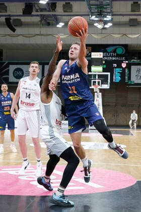 Basketball FIBA Europa Cup 5. Spieltag Gruppe I Runde 2 in der Oberfrankenhalle in Bayreuth Saison 2021-2022 Medi Bayreuth gegen Parma-Parimatch Sacar Anim ( Medi Bayreuth) -2- links Marcel Ponitka (Parma-Parimatch) -11- rechts