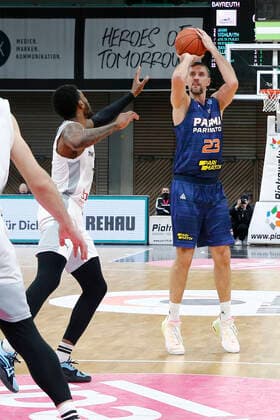 Basketball FIBA Europa Cup 5. Spieltag Gruppe I Runde 2 in der Oberfrankenhalle in Bayreuth Saison 2021-2022 Medi Bayreuth gegen Parma-Parimatch Sacar Anim ( Medi Bayreuth) -2- links Valerii Likhodei (Parma-Parimatch) -23- rechts