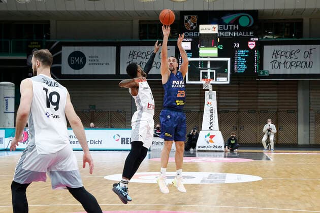 Basketball FIBA Europa Cup 5. Spieltag Gruppe I Runde 2 in der Oberfrankenhalle in Bayreuth Saison 2021-2022 Medi Bayreuth gegen Parma-Parimatch Sacar Anim ( Medi Bayreuth) -2- links Valerii Likhodei (Parma-Parimatch) -23- rechts
