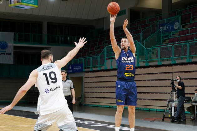 Basketball FIBA Europa Cup 5. Spieltag Gruppe I Runde 2 in der Oberfrankenhalle in Bayreuth Saison 2021-2022 Medi Bayreuth gegen Parma-Parimatch Martynas Sajus ( Medi Bayreuth) -19- links Valerii Likhodei (Parma-Parimatch) -23- rechts