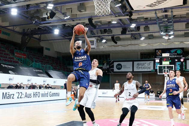 Basketball FIBA Europa Cup 5. Spieltag Gruppe I Runde 2 in der Oberfrankenhalle in Bayreuth Saison 2021-2022 Medi Bayreuth gegen Parma-Parimatch Jeremiah Hill (Parma-Parimatch) -8- links